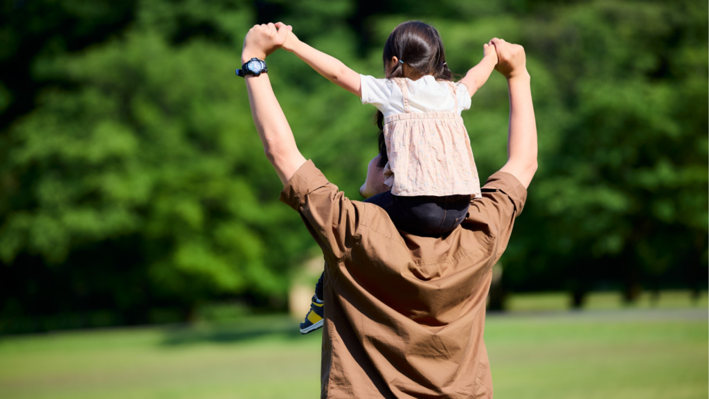 Pai a brincar com a filha ao ar livre durante uma escapadinha tranquila perto de Torres Novas