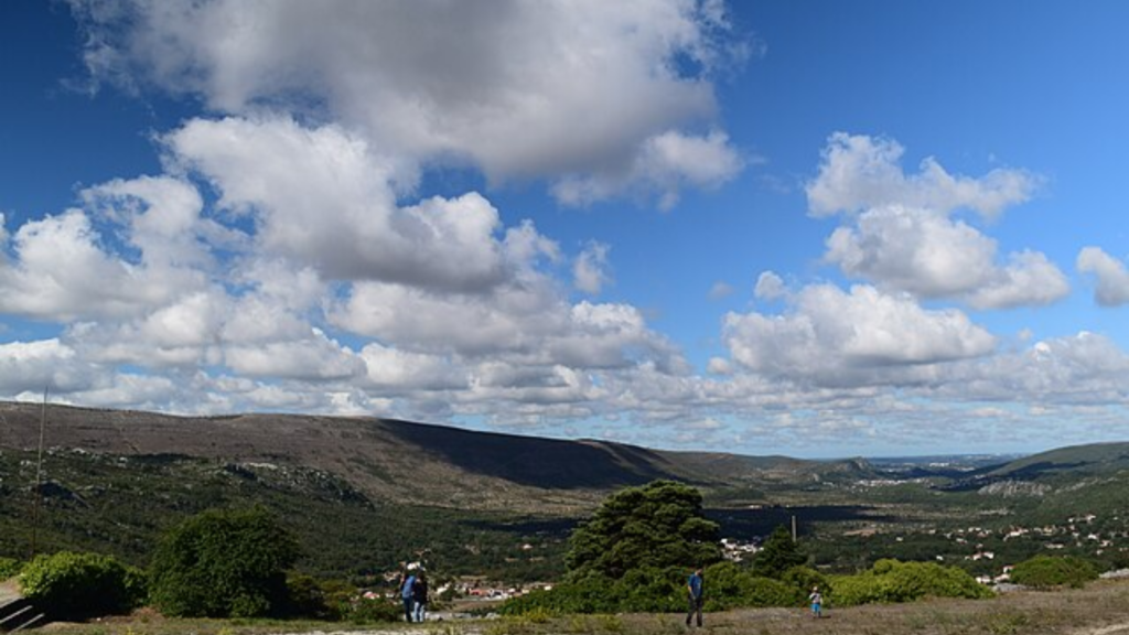 Vista panorâmica da Serra de Aire e Candeeiros com horizonte e céu aberto