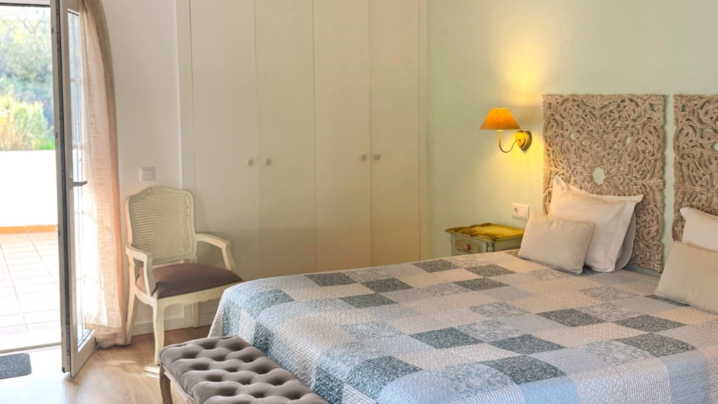 Quarto acolhedor no Aires da Serra Hotel com luz natural